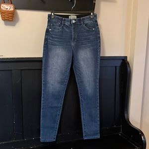 Democracy size 10 “AB” technology 5 pocket jean EUC skinny straight leg